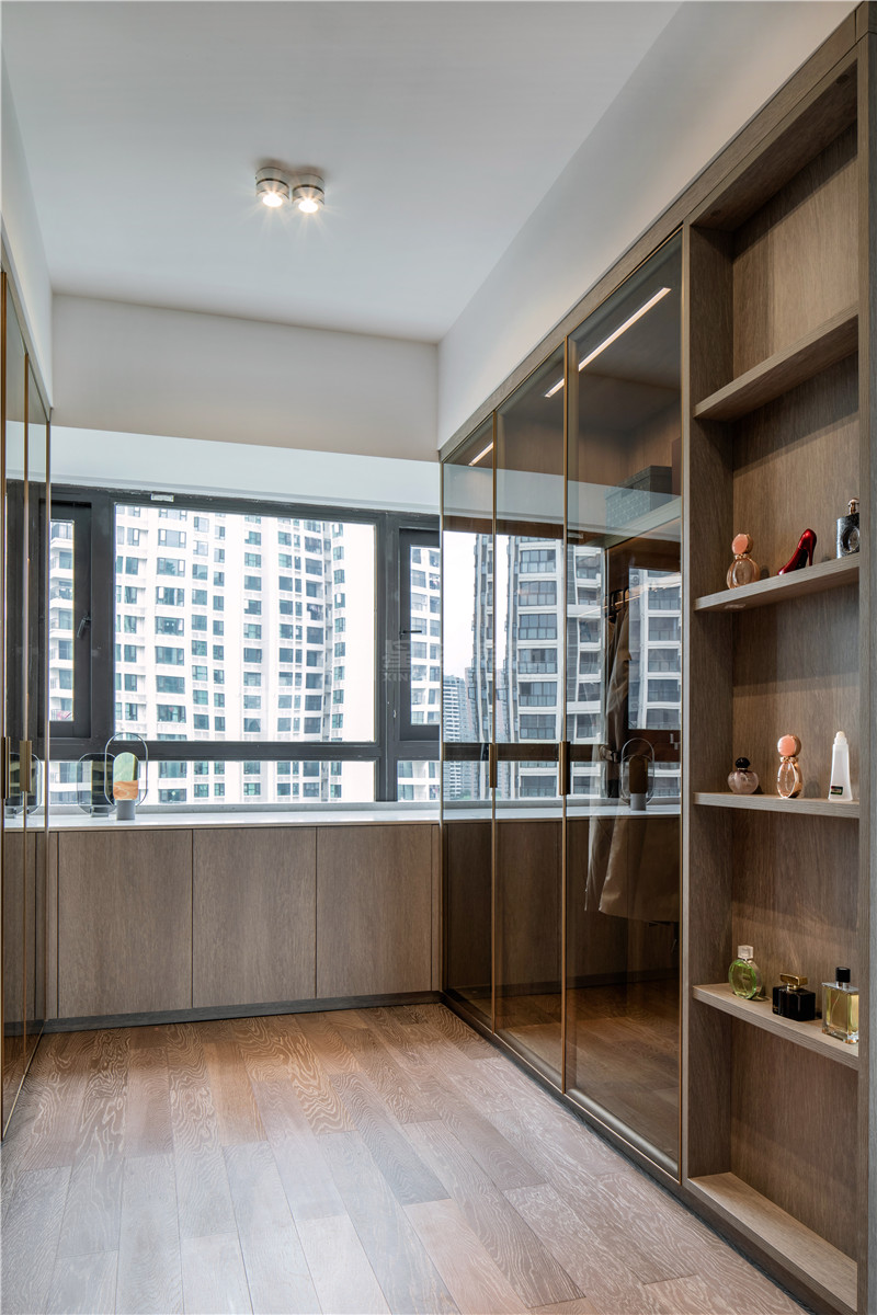 華發(fā)國賓壹號(hào)120平衣帽間裝修實(shí)景圖