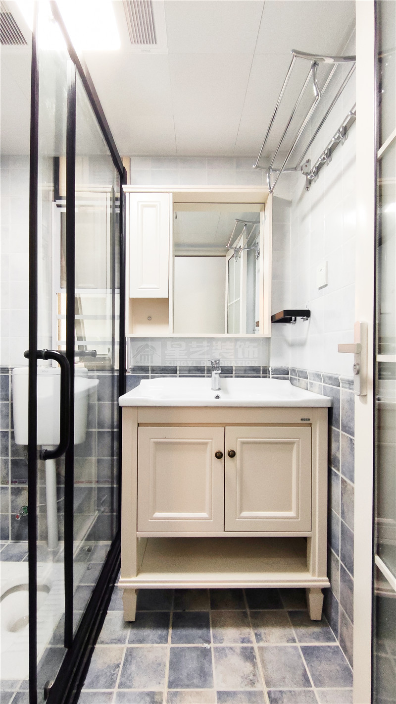 綠地國際花都120平衛(wèi)生間裝修實景圖