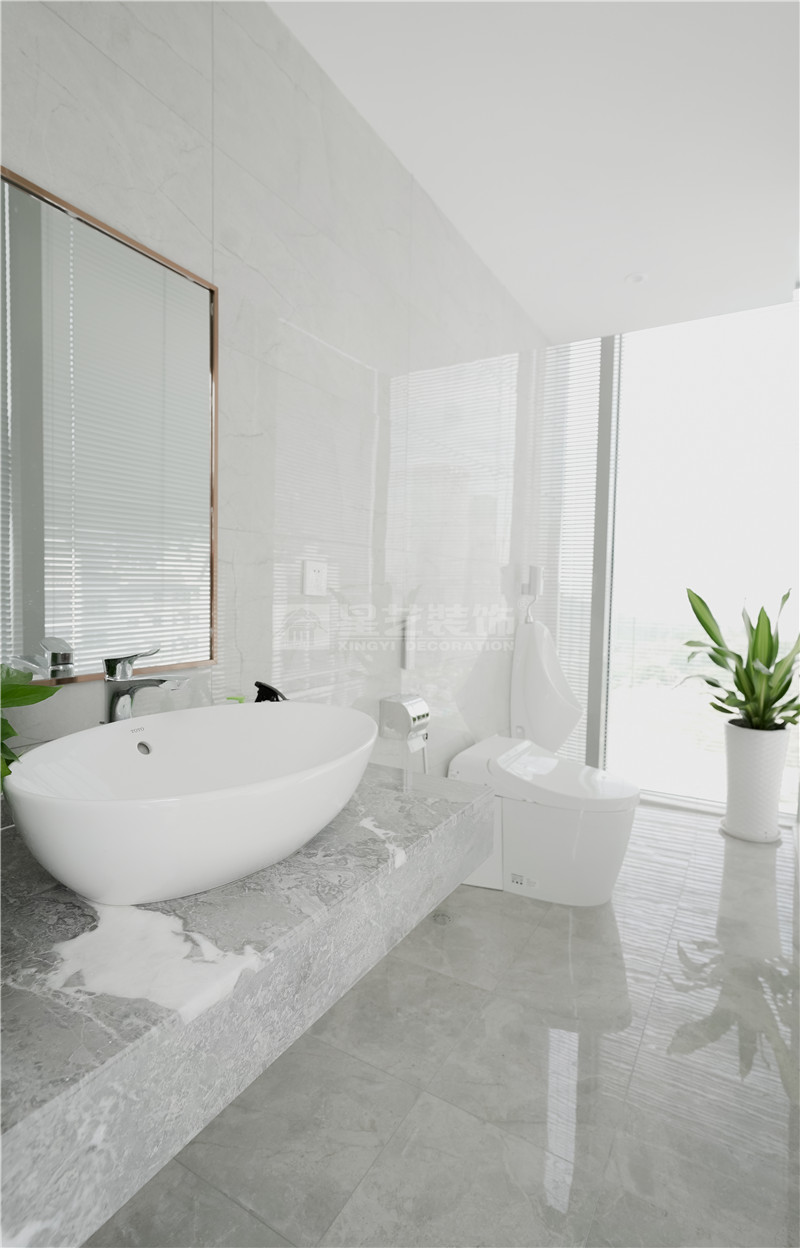 五星綠地中心華藍(lán)巖土公司2000平衛(wèi)生間裝修實景圖