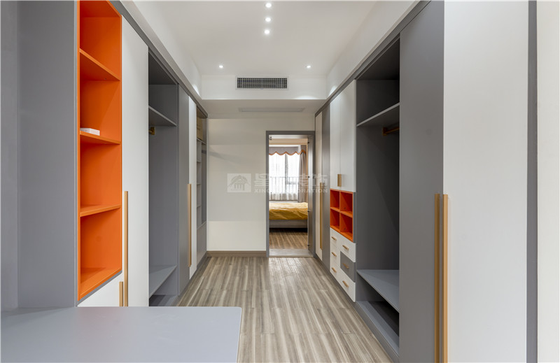 廣源大都會120平衣帽間裝修實(shí)景圖