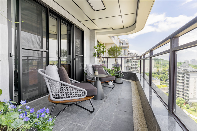 青山府 200平陽臺(tái)裝修實(shí)景圖