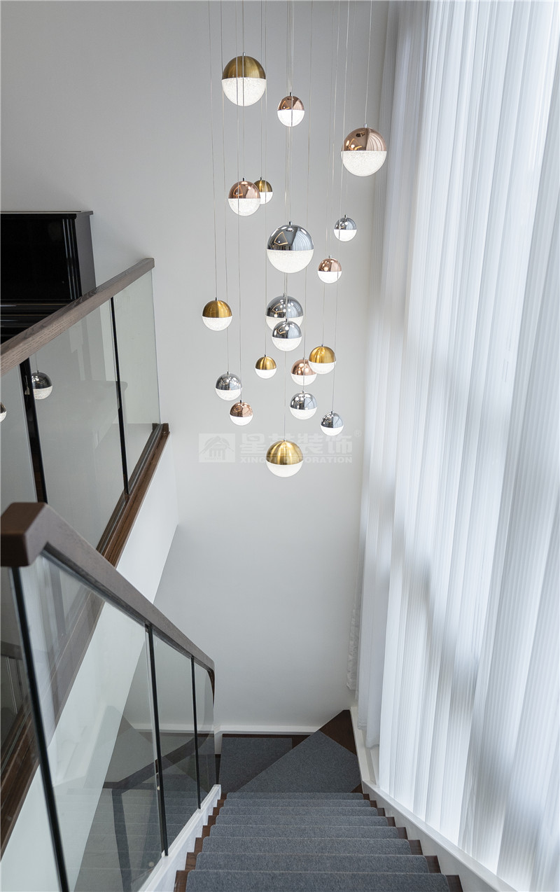 翡翠時光 復(fù)式270平樓梯區(qū)裝修實景圖