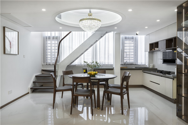 翡翠時光 復(fù)式270平樓梯區(qū)裝修實景圖