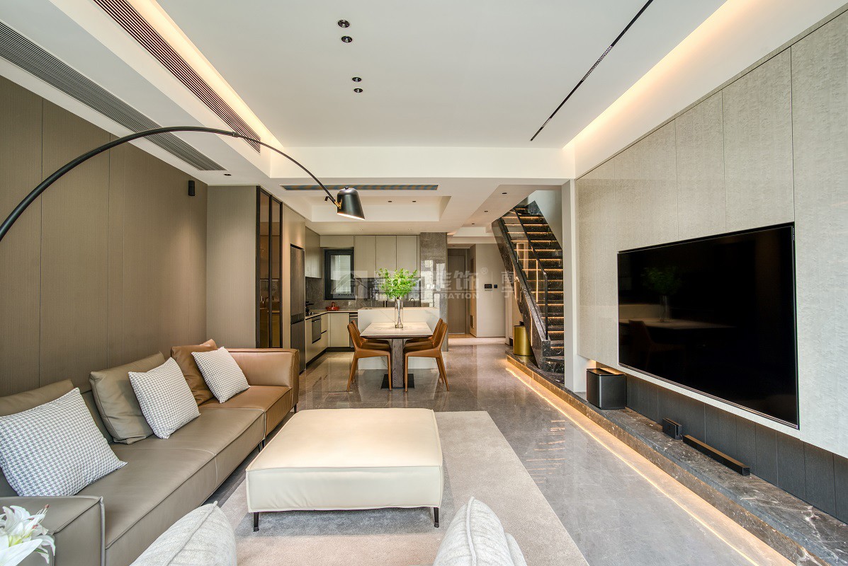 唐樾青山240平現(xiàn)代風(fēng)格客廳裝修實(shí)景