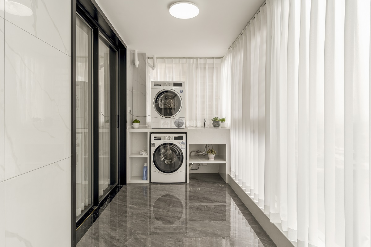 唐樾青山143平現(xiàn)代簡約陽臺(tái)裝修實(shí)景