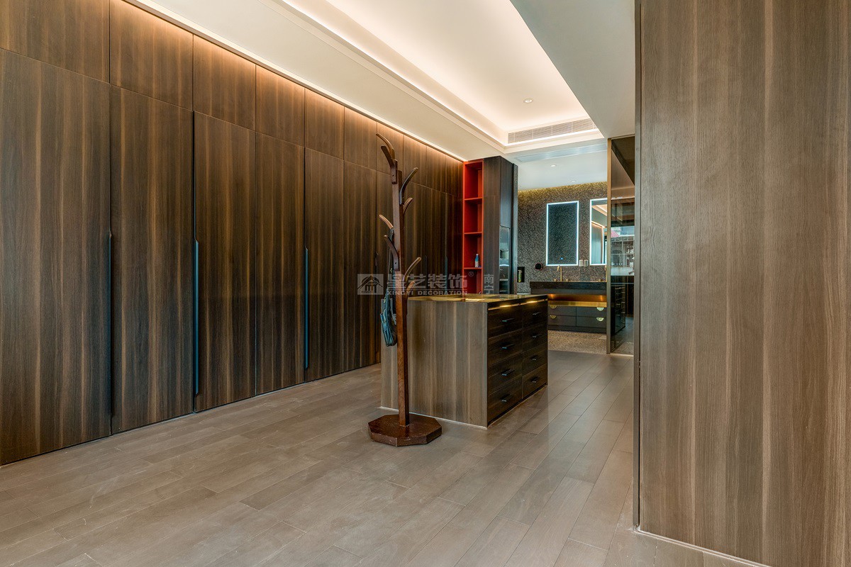 保利山漸青800平現(xiàn)代輕奢衣帽間裝修實(shí)景