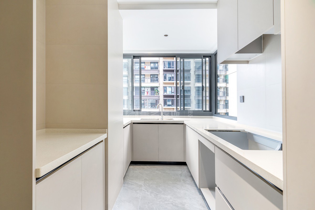 建發(fā)央璽129平現(xiàn)代奶油風廚房裝修實景