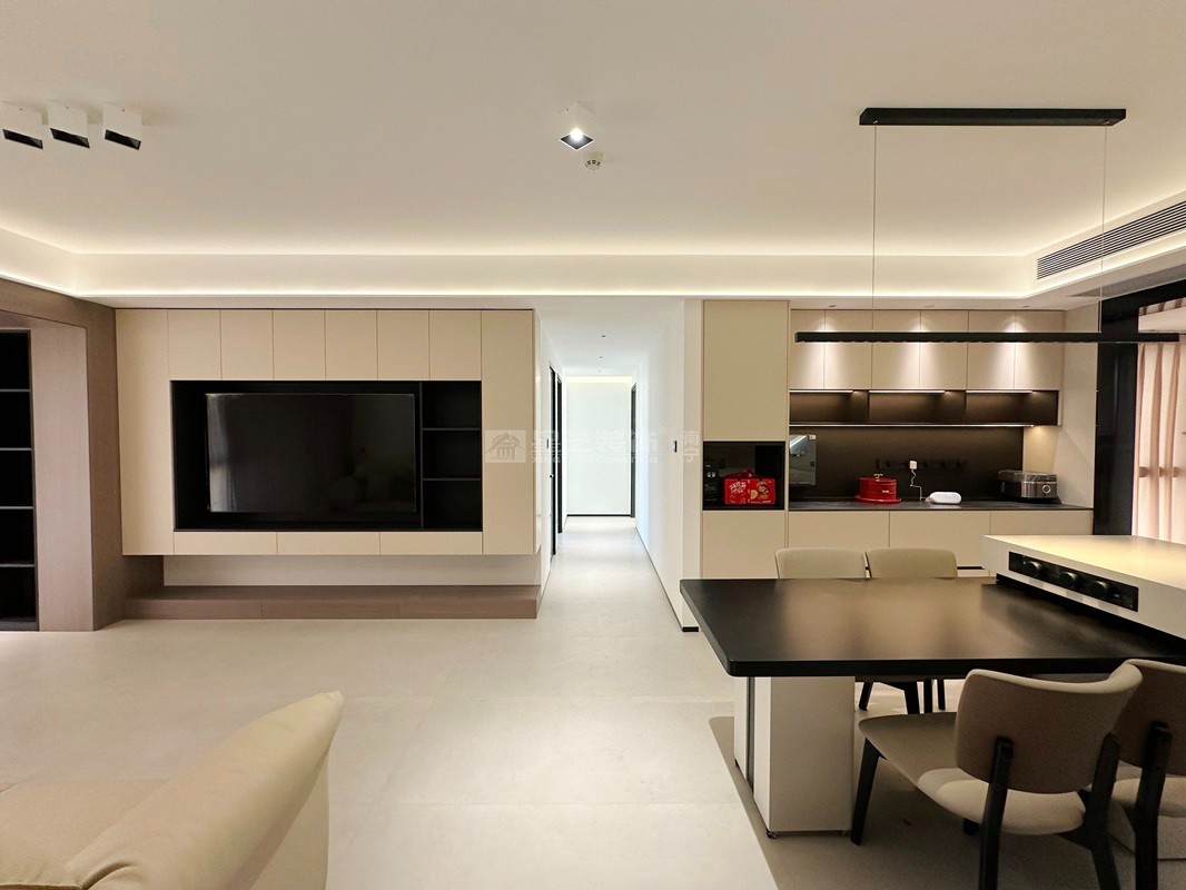 領(lǐng)譽(yù)府115平現(xiàn)代簡(jiǎn)約客廳裝修實(shí)景