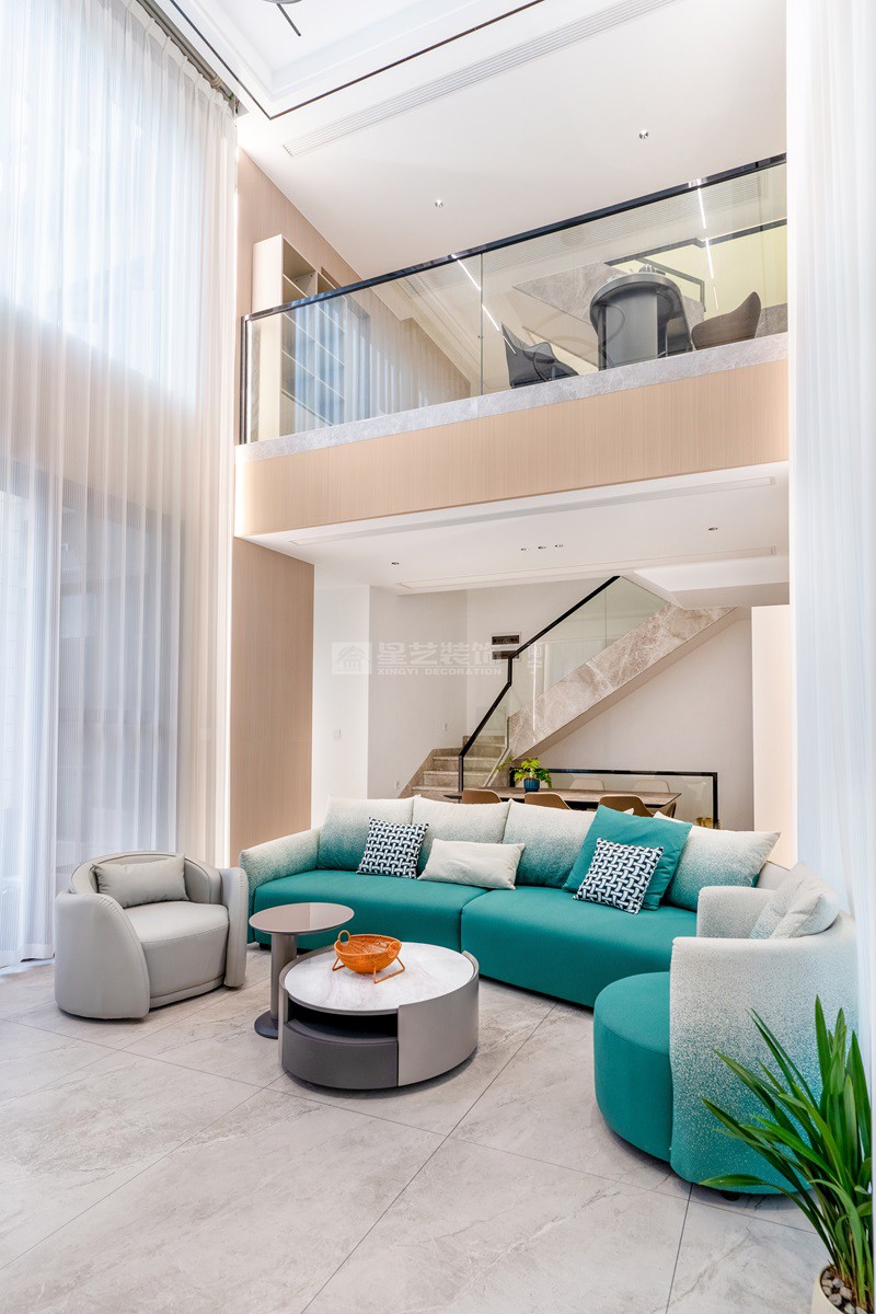 云星錢隆江景165平現(xiàn)代風(fēng)格客廳裝修實景