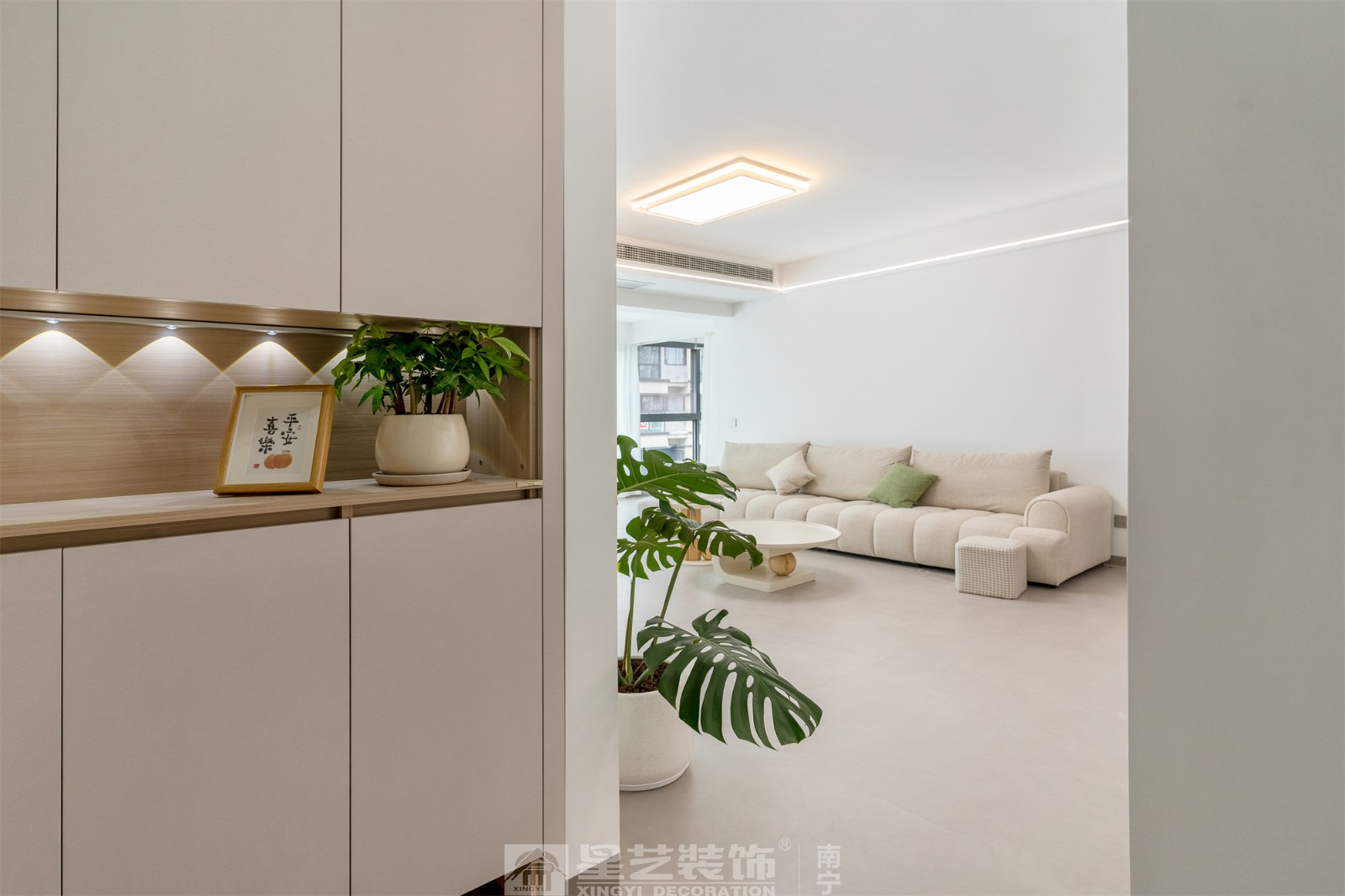 聯(lián)發(fā)臻境136平現(xiàn)代簡約入戶玄關實景