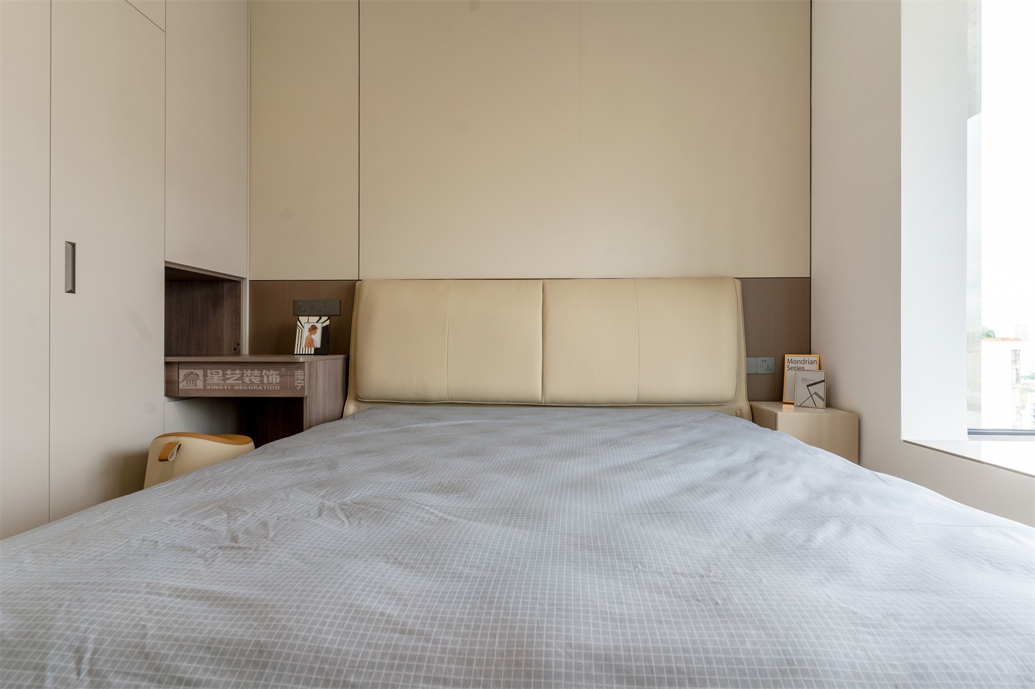 華潤(rùn)西園悅府118平現(xiàn)代簡(jiǎn)約臥室裝修完工實(shí)景圖