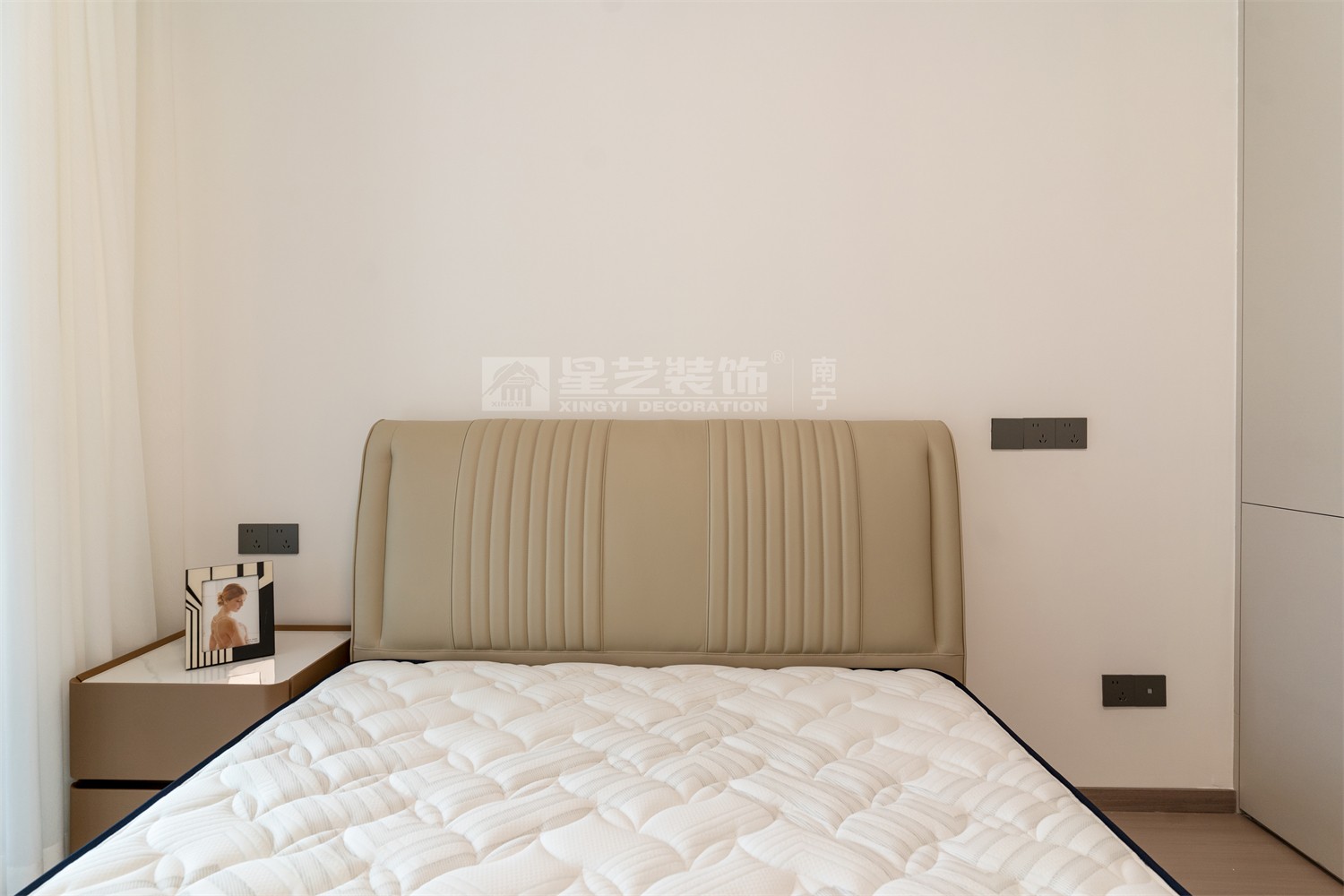 華潤(rùn)西園悅府118平現(xiàn)代簡(jiǎn)約臥室裝修完工實(shí)景圖