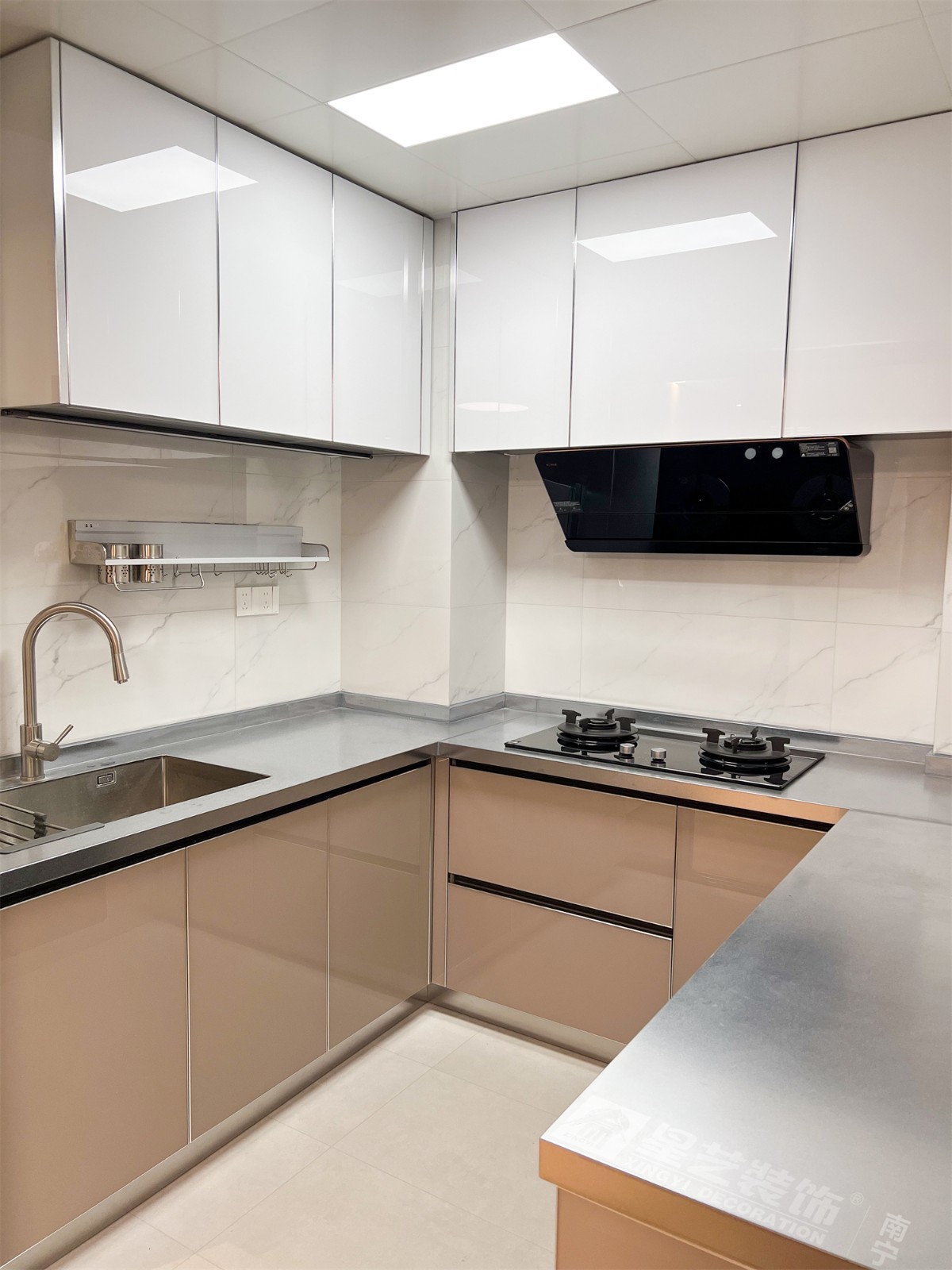 榮和中央公園110平現(xiàn)代簡約風(fēng)廚房裝修完工實(shí)景圖