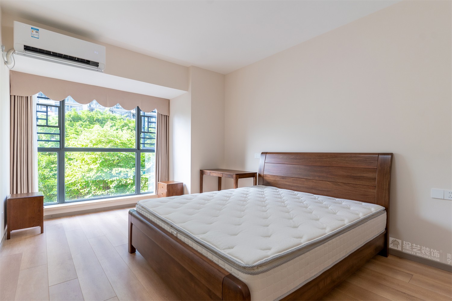 榮和中央公園110平現(xiàn)代簡約風(fēng)臥室裝修完工實(shí)景圖