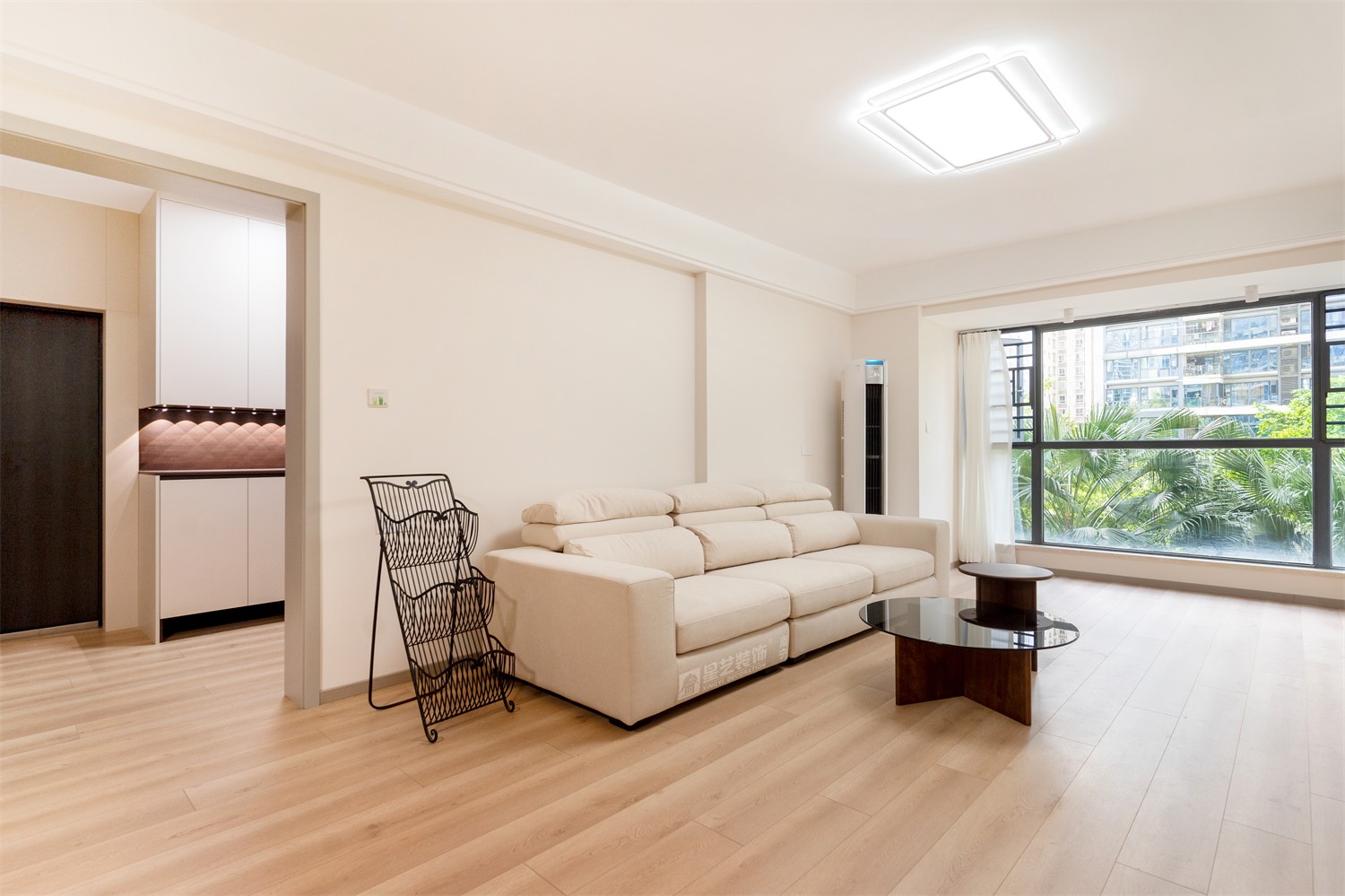 榮和中央公園110平現(xiàn)代簡約風(fēng)客廳裝修完工實(shí)景圖