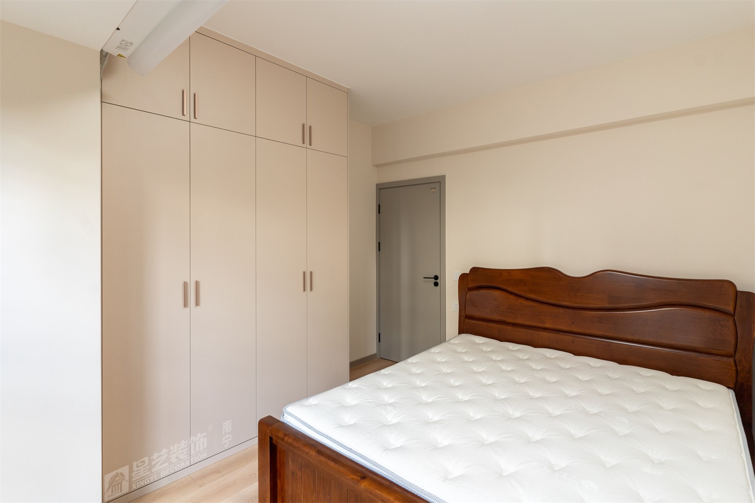 榮和中央公園110平現(xiàn)代簡約風(fēng)臥室裝修完工實(shí)景圖