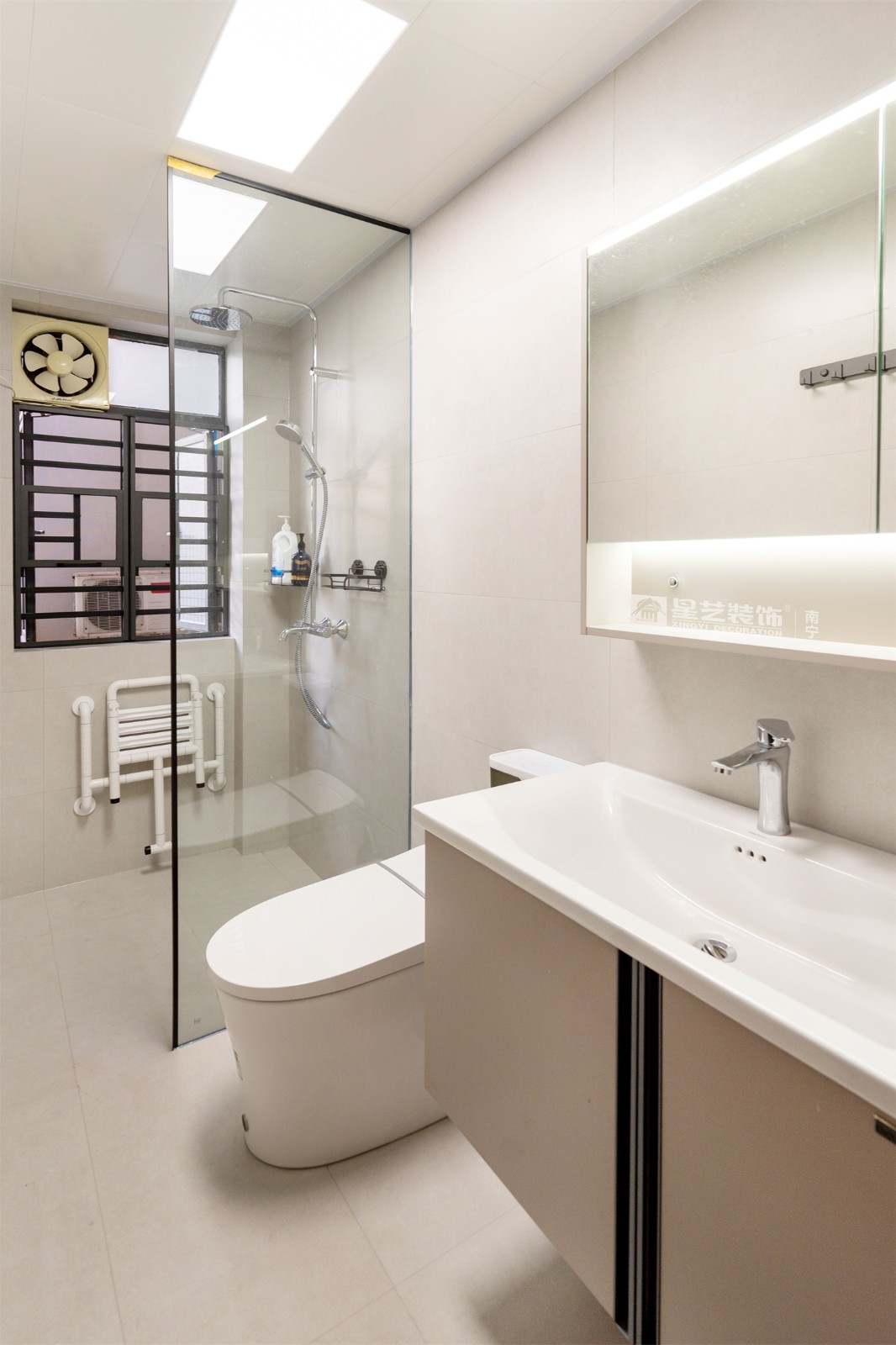 榮和中央公園110平現(xiàn)代簡約風(fēng)衛(wèi)生間裝修完工實(shí)景圖