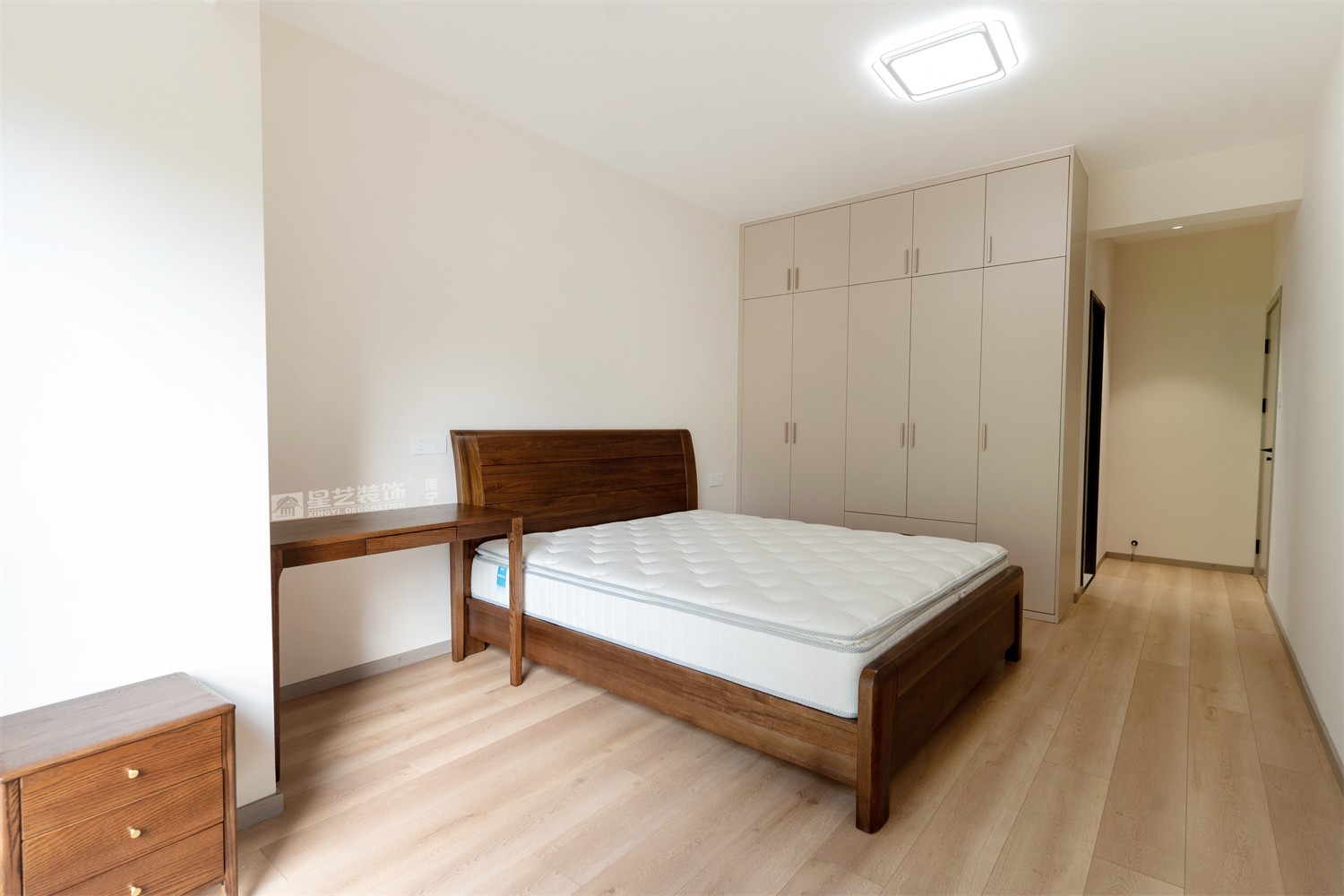 榮和中央公園110平現(xiàn)代簡約風(fēng)臥室裝修完工實(shí)景圖