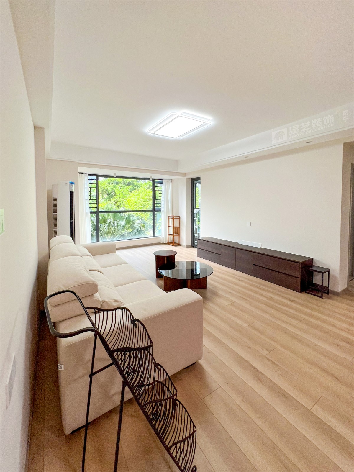 榮和中央公園110平現(xiàn)代簡約風(fēng)客廳裝修完工實(shí)景圖