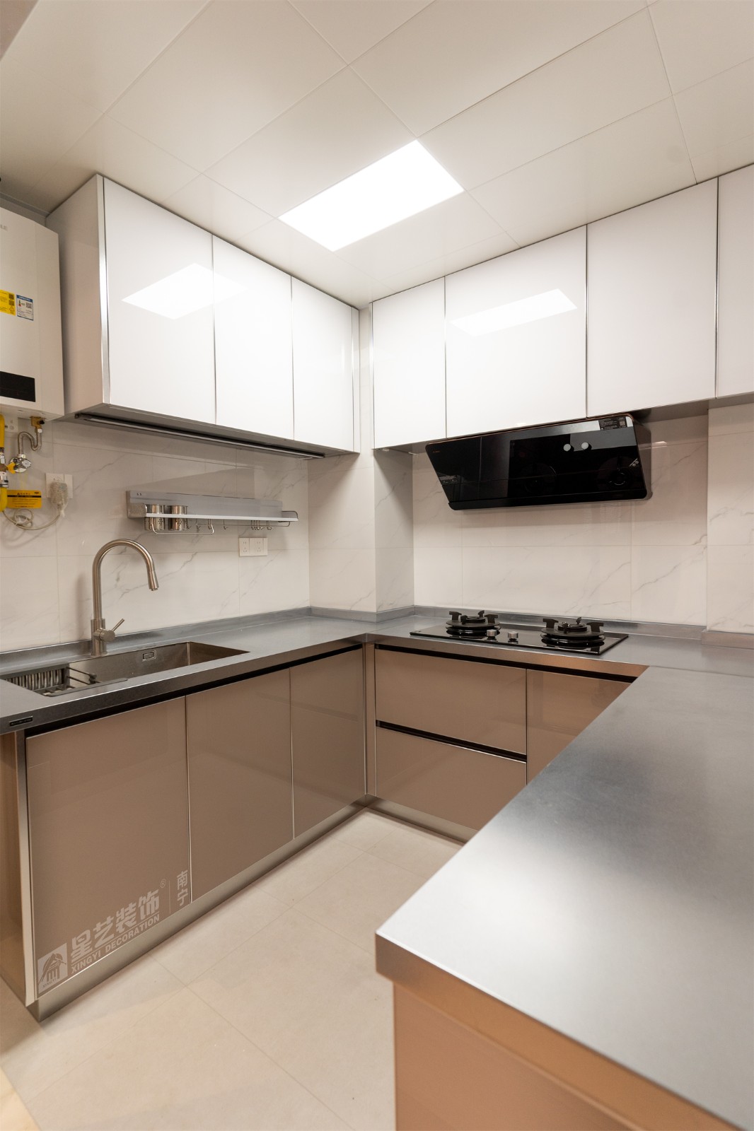 榮和中央公園110平現(xiàn)代簡約風(fēng)廚房裝修完工實(shí)景圖