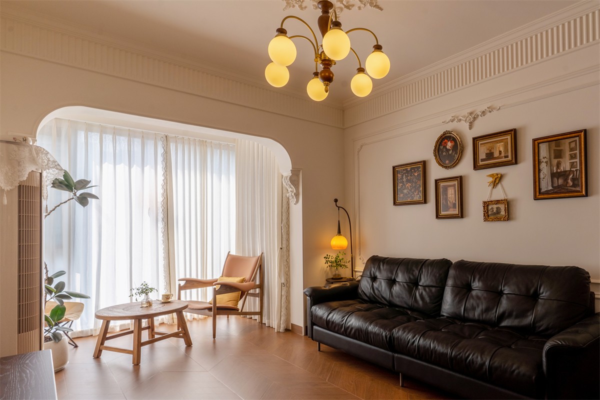 邕熙華府80平法式風(fēng)格客廳裝修完工實景圖