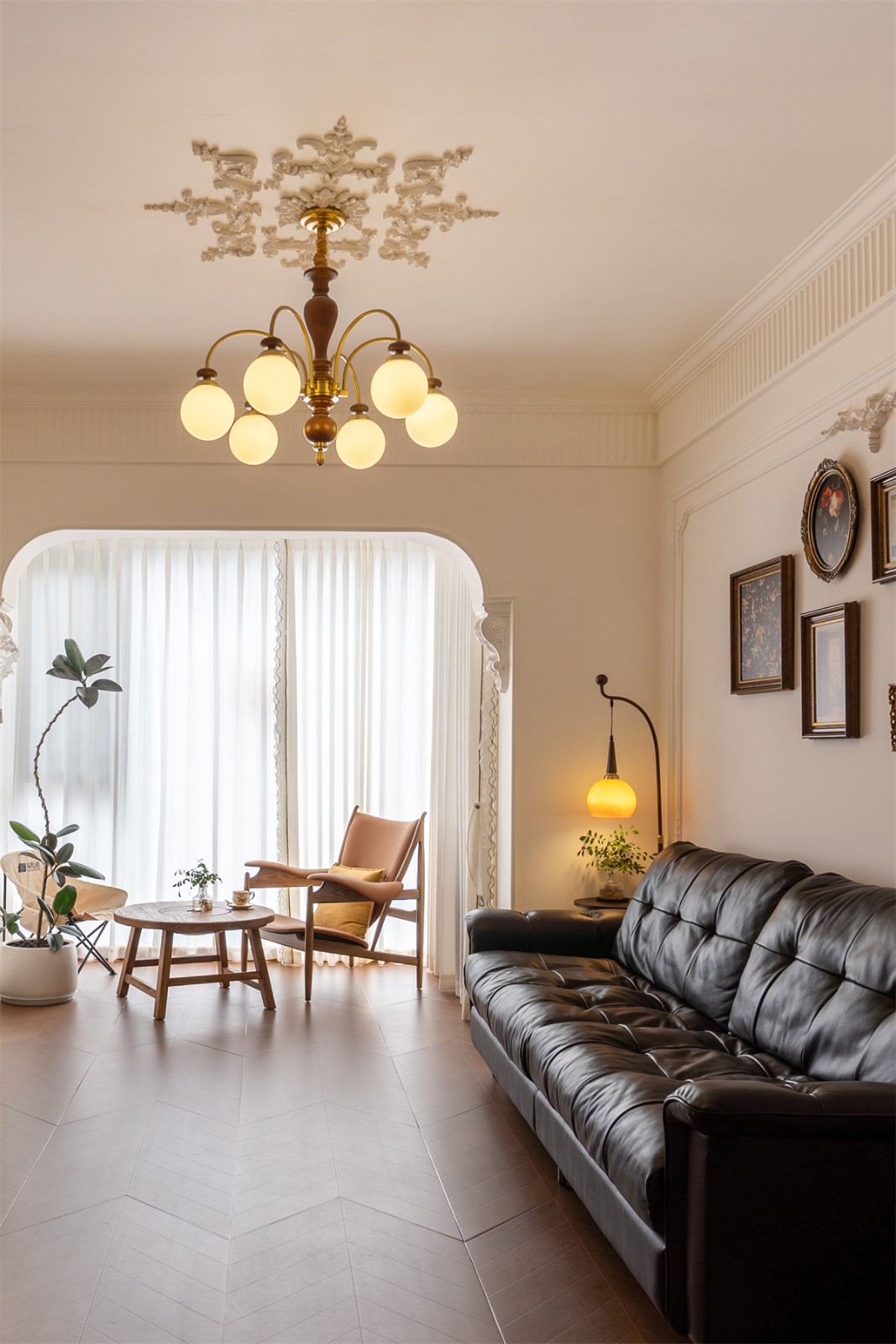 邕熙華府80平法式風(fēng)格客廳裝修完工實景圖