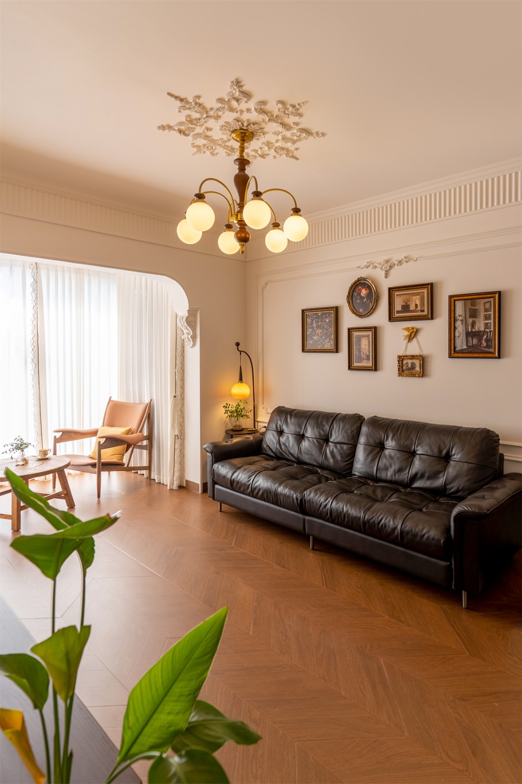 邕熙華府80平法式風(fēng)格客廳裝修完工實景圖