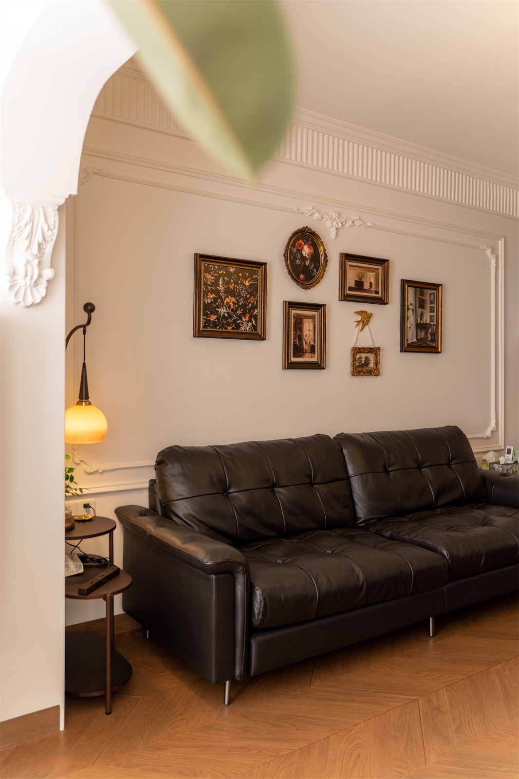 邕熙華府80平法式風(fēng)格客廳裝修完工實景圖