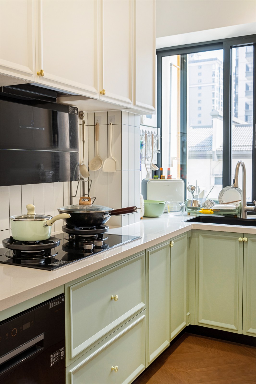 邕熙華府80平法式風(fēng)格廚房裝修完工實景圖