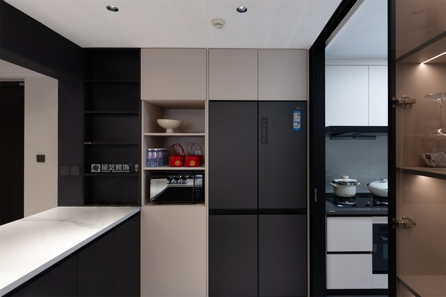 軌道御璽君臨灣140平廚房裝修完工實(shí)景圖