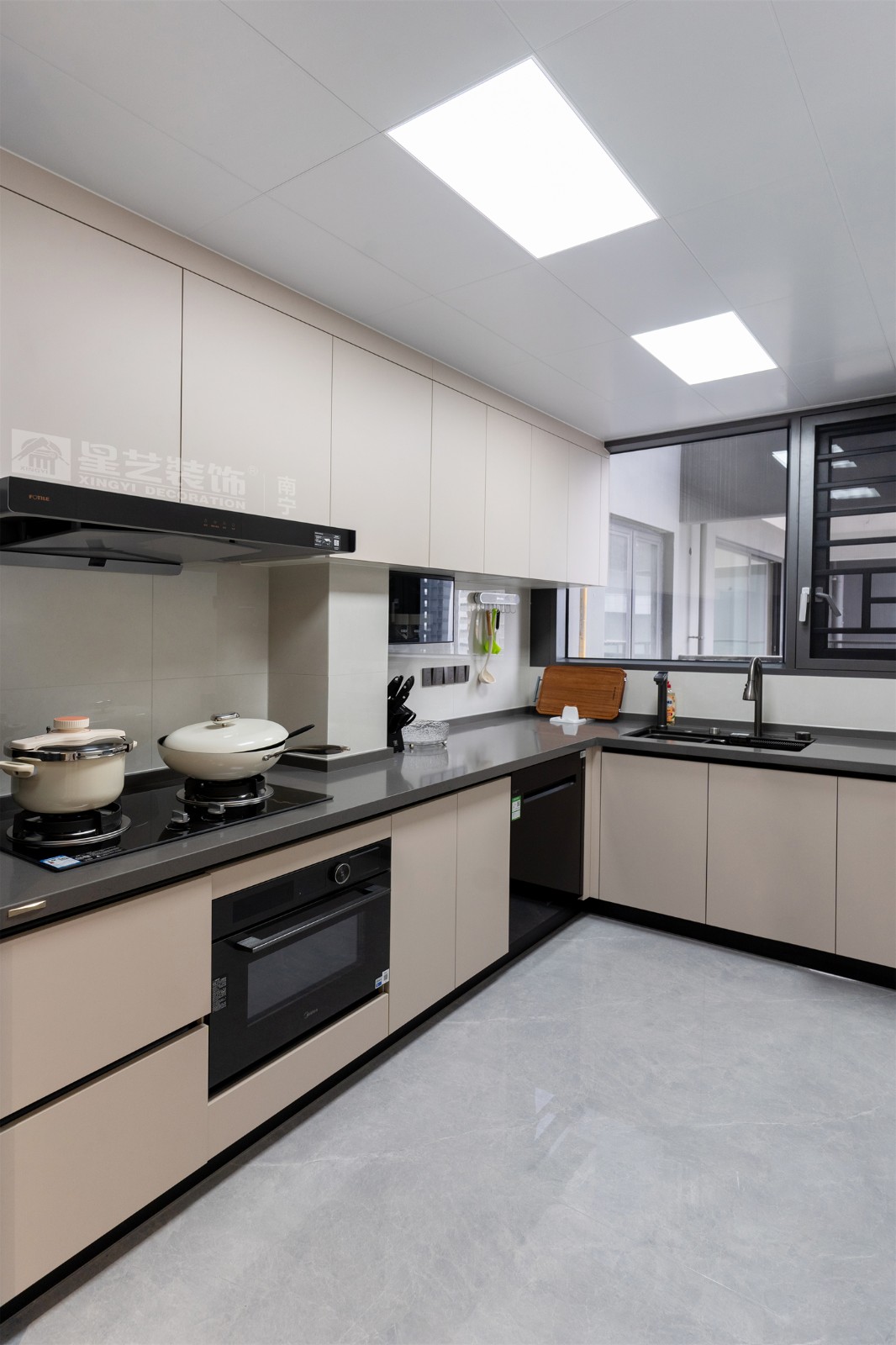軌道御璽君臨灣140平廚房裝修完工實(shí)景圖