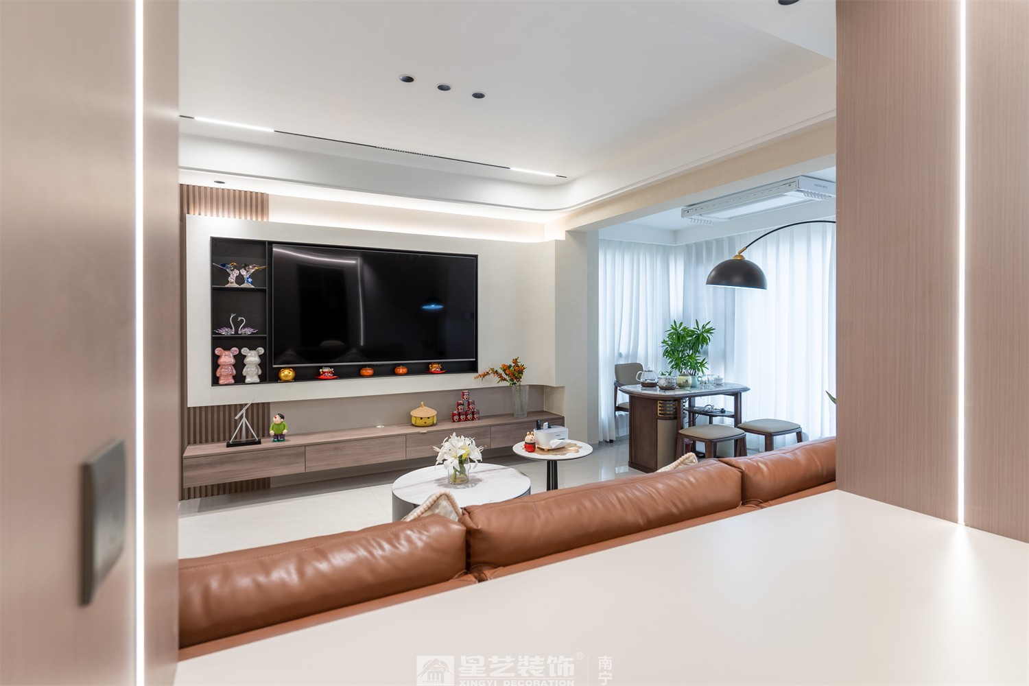 嘉逸城120平現(xiàn)代風(fēng)格客廳裝修完工實景圖