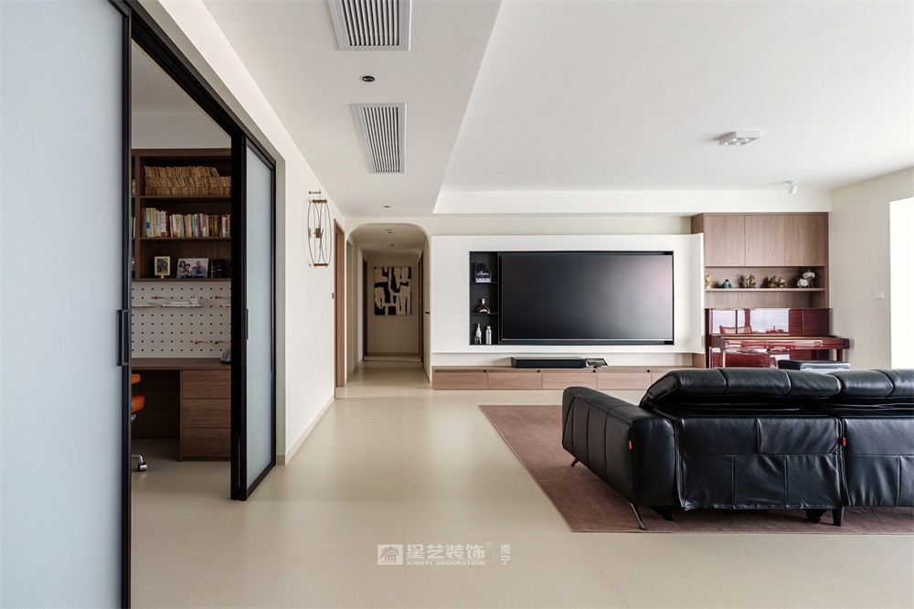 上水灣200平現(xiàn)代原木風(fēng)客廳裝修完工實(shí)景圖