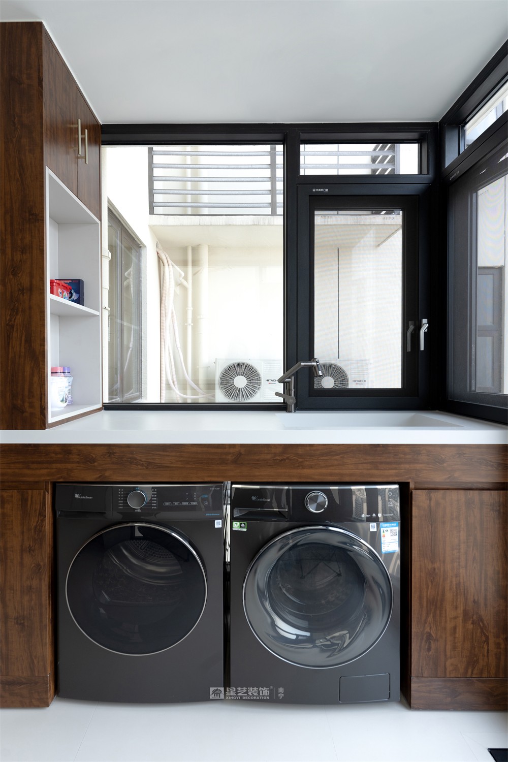 上水灣200平現(xiàn)代原木風(fēng)陽臺(tái)裝修完工實(shí)景圖