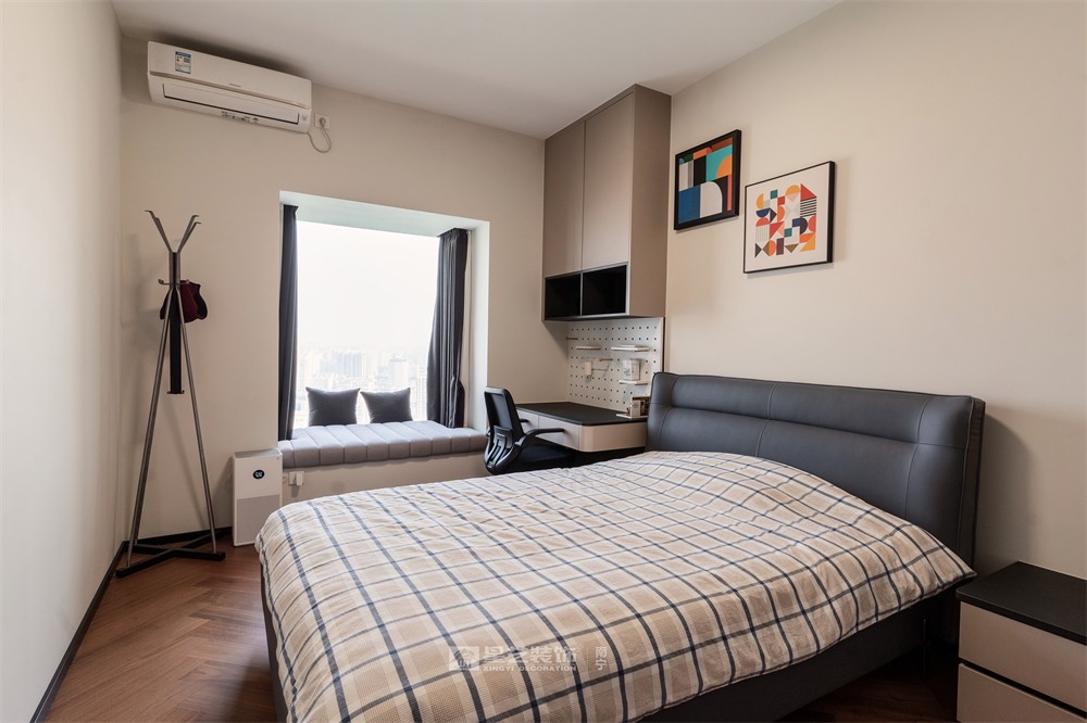 上水灣200平現(xiàn)代原木風(fēng)臥室裝修完工實(shí)景圖