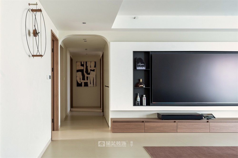 上水灣200平現(xiàn)代原木風(fēng)客廳裝修完工實(shí)景圖