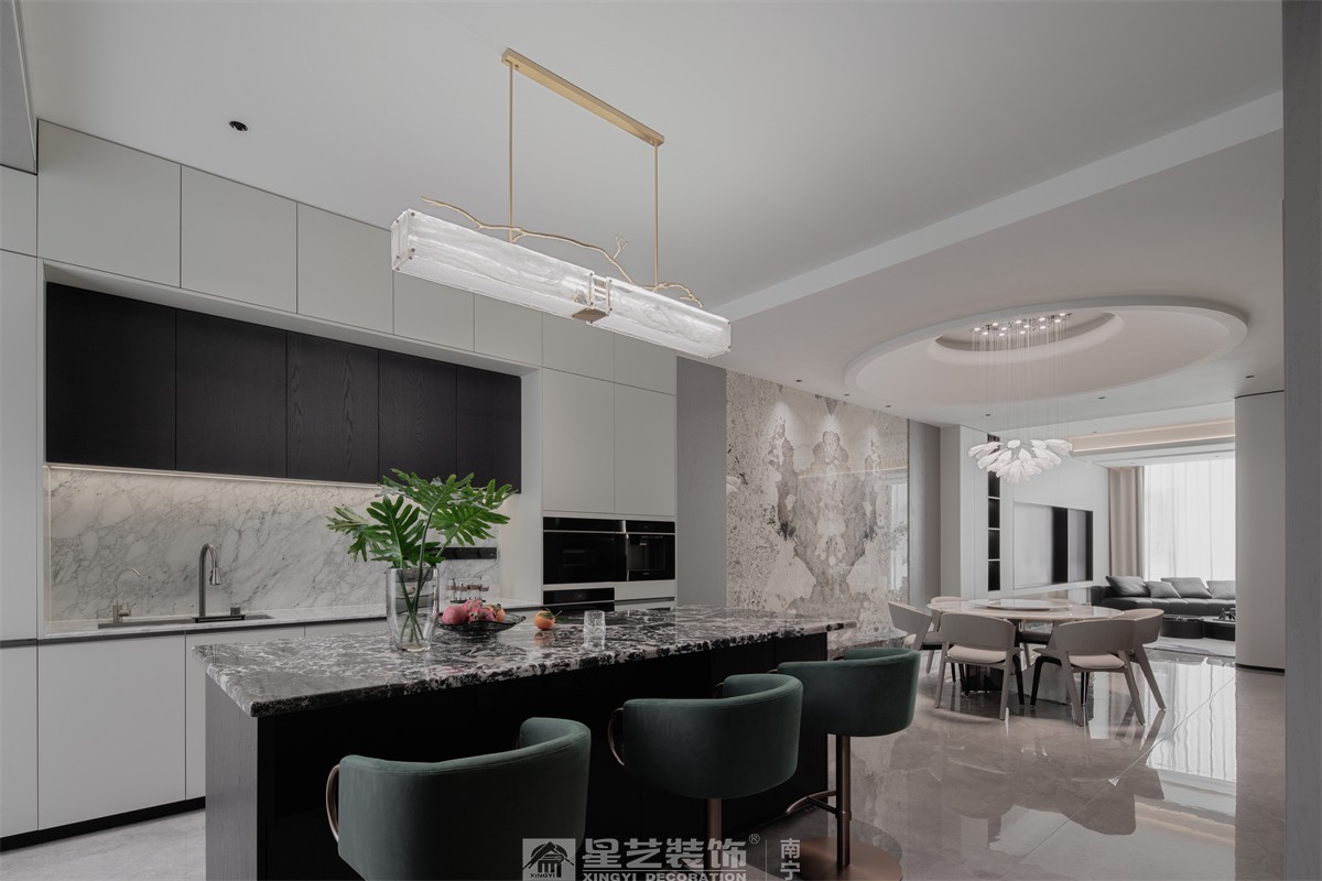 中海央墅500平現(xiàn)代極簡廚房裝修完工實景圖