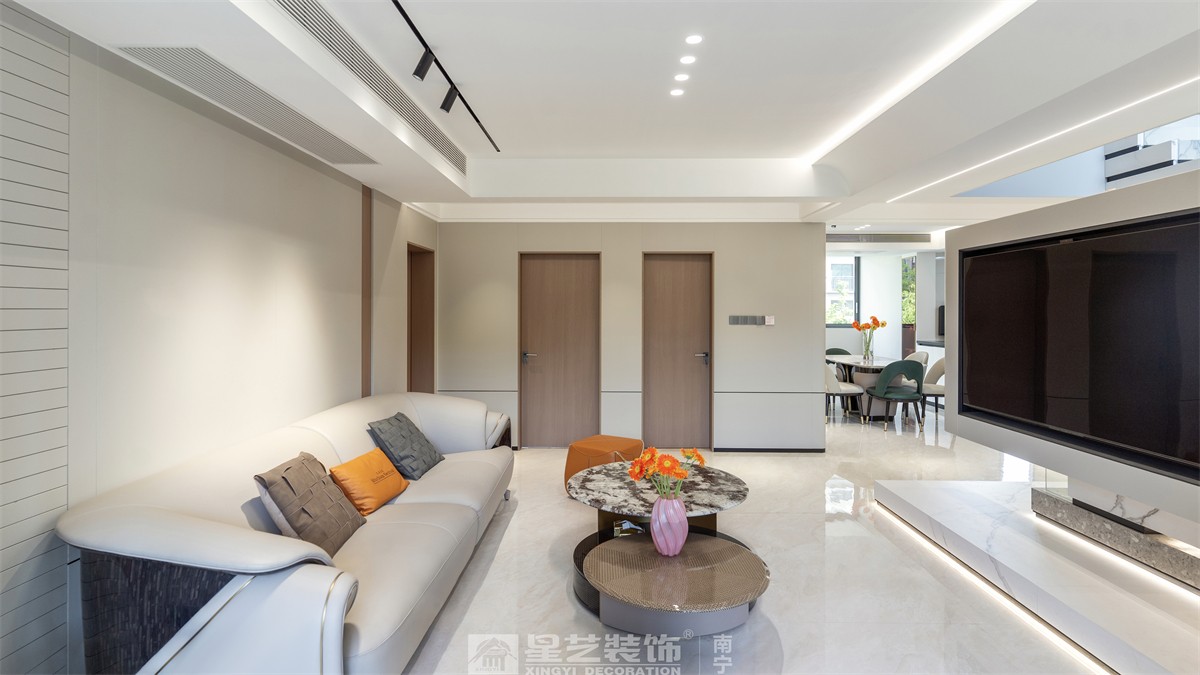 德澤苑220平現(xiàn)代簡約客廳裝修完工實(shí)景圖