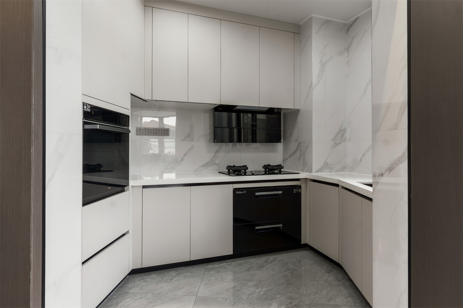 華發(fā)國賓壹號140平現(xiàn)代輕奢廚房裝修完工實景圖