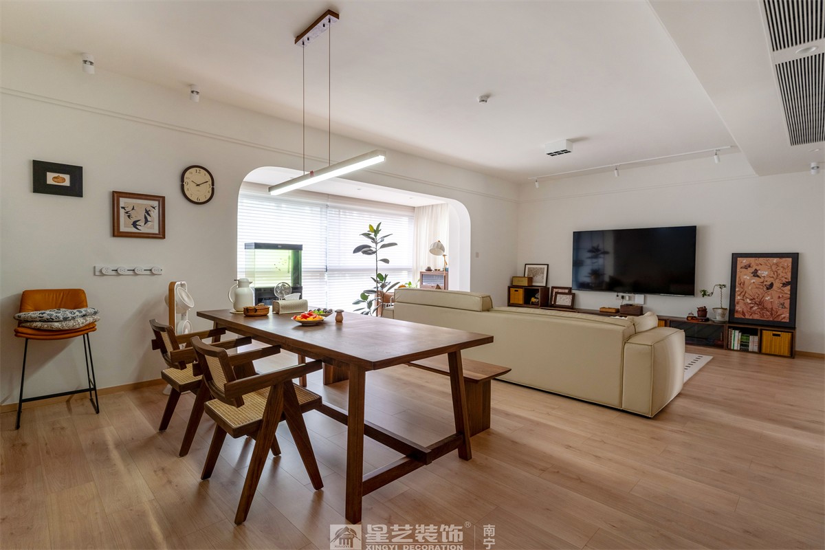 金科博翠山180平中古風(fēng)裝修客廳完工實景圖