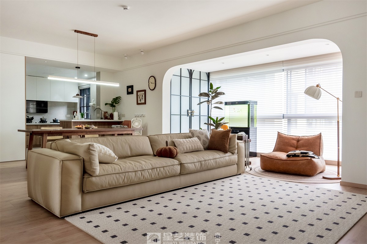 金科博翠山180平中古風(fēng)裝修客廳完工實景圖