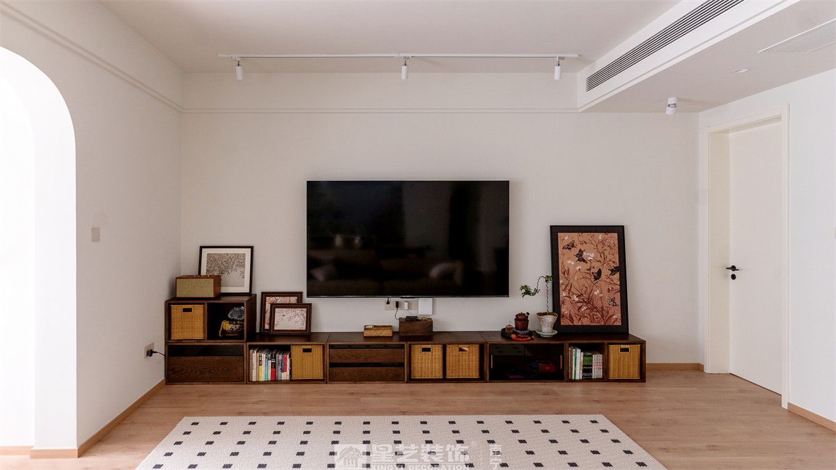 金科博翠山180平中古風(fēng)裝修客廳完工實景圖