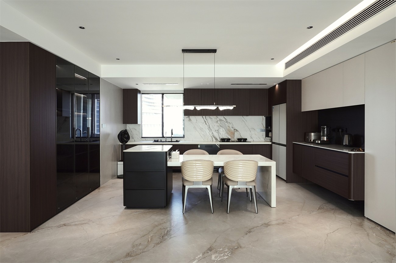 中海湖上景明意式輕奢137平餐廳裝修實(shí)景圖