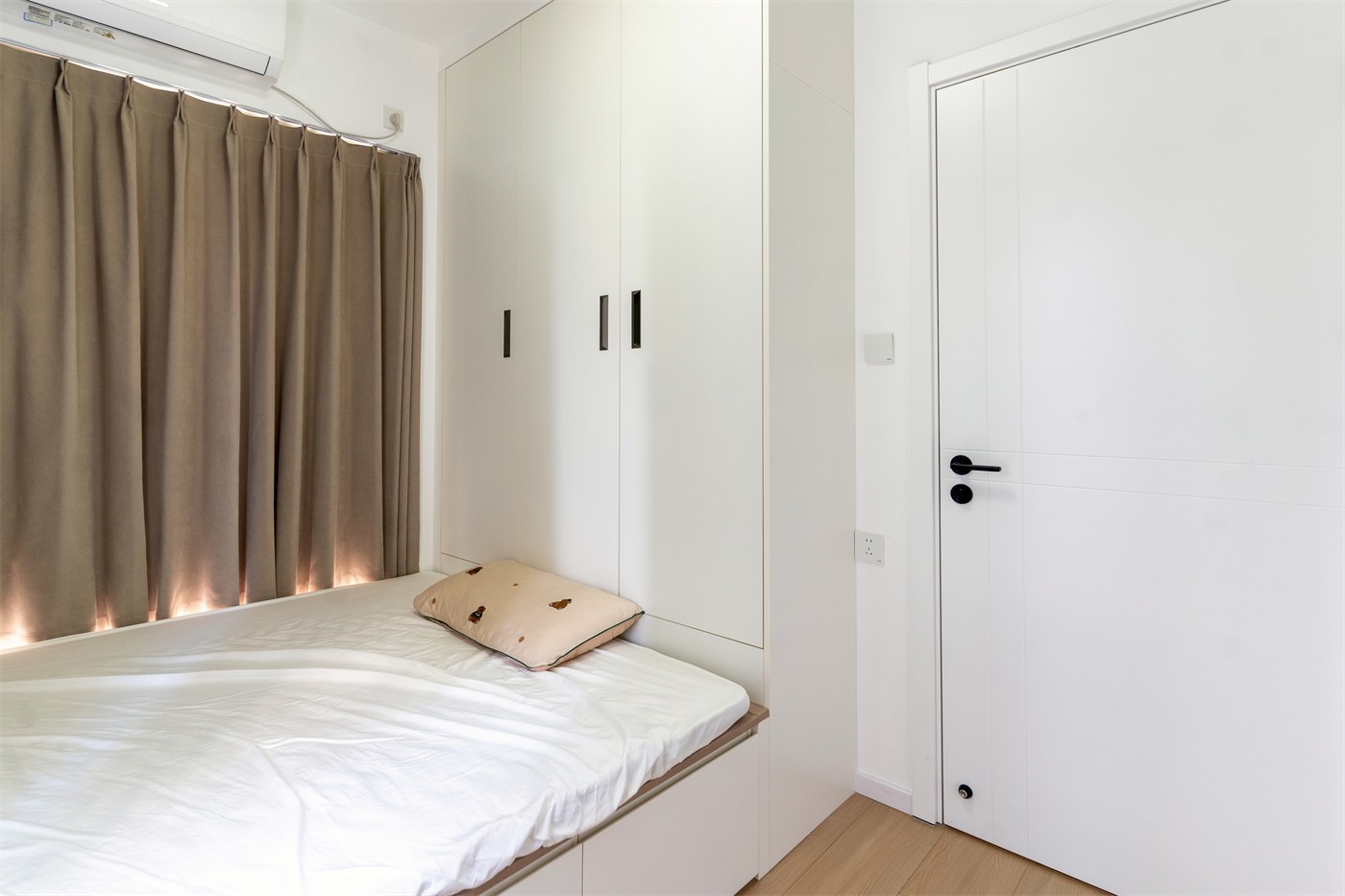 保利領(lǐng)秀廣場(chǎng)75平奶油風(fēng)臥室裝修實(shí)景圖