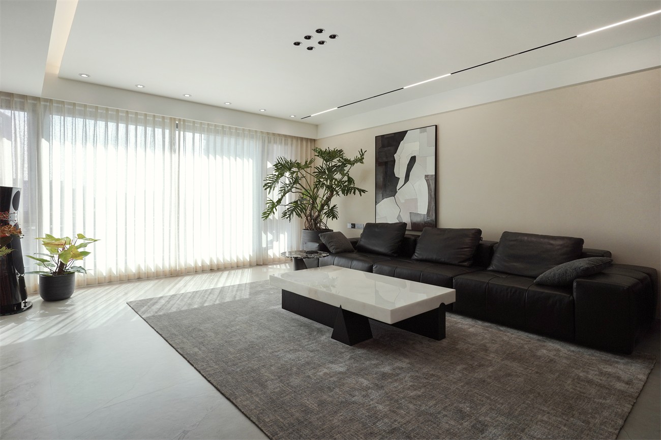 中海湖上景明意式輕奢137平客廳裝修實(shí)景圖