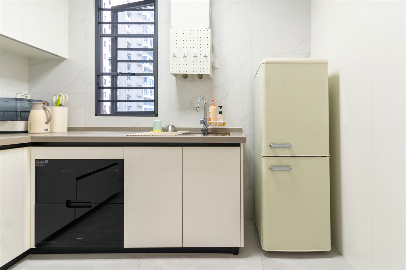 保利領(lǐng)秀廣場(chǎng)75平奶油風(fēng)廚房裝修實(shí)景圖