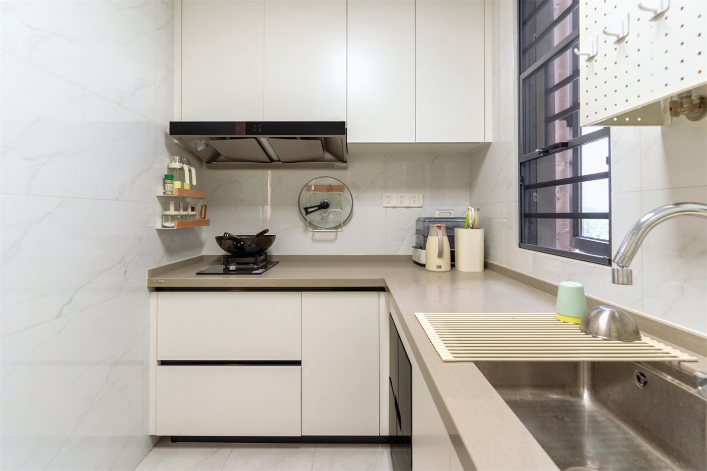 保利領(lǐng)秀廣場(chǎng)75平奶油風(fēng)廚房裝修實(shí)景圖