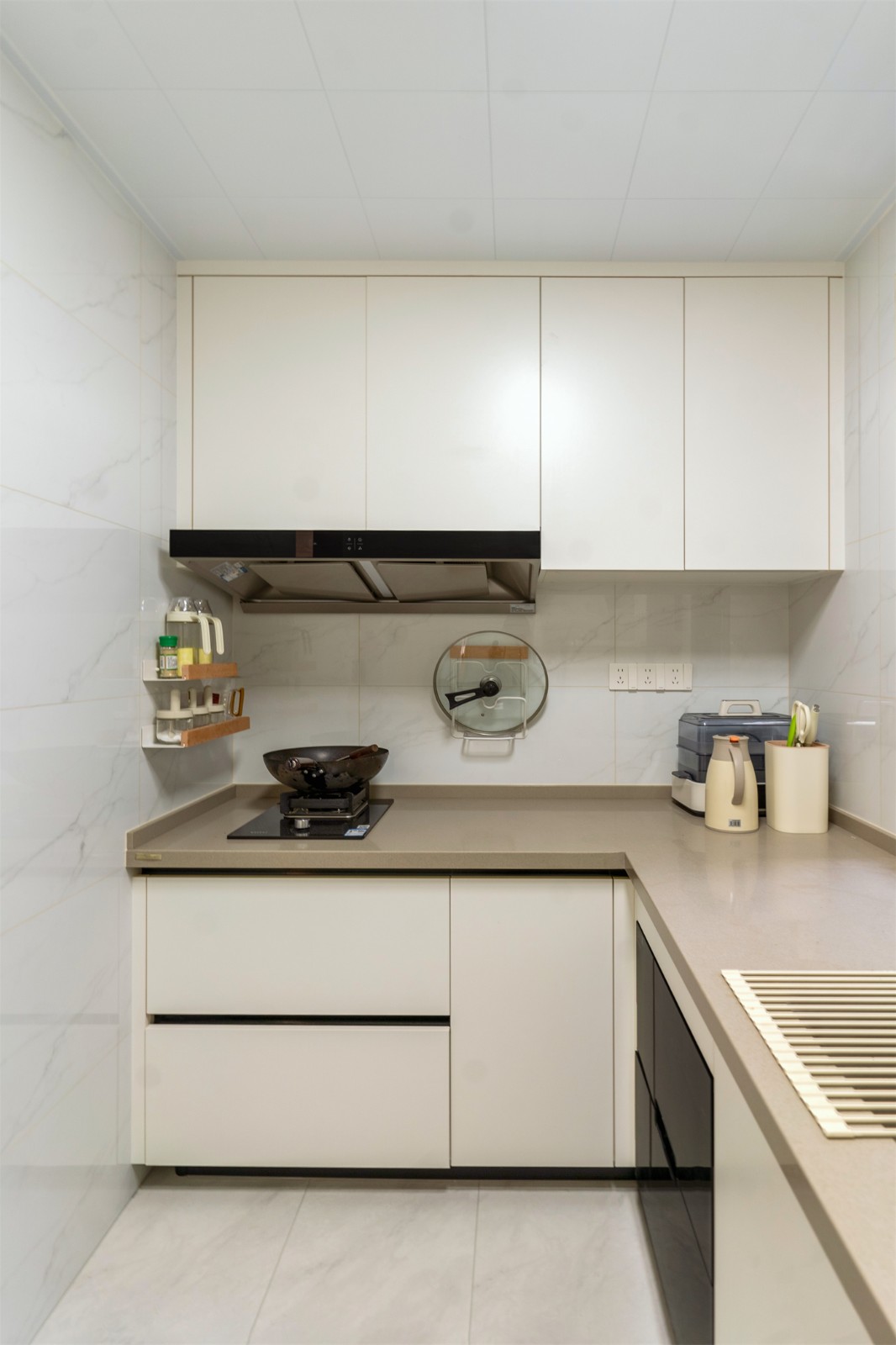 保利領(lǐng)秀廣場(chǎng)75平奶油風(fēng)廚房裝修實(shí)景圖