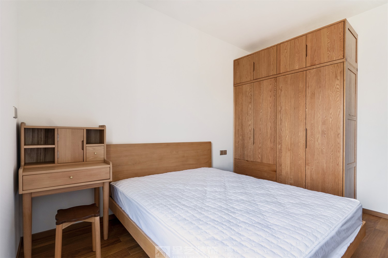 華潤(rùn)西園悅府86平原木風(fēng)臥室裝修完工實(shí)景圖