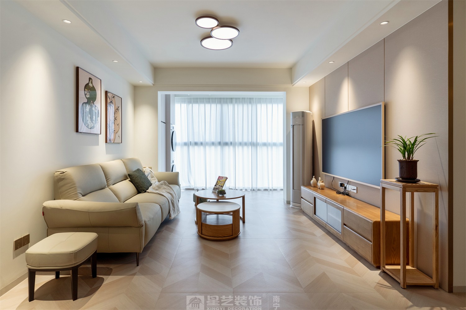 華潤(rùn)西園悅府86平原木風(fēng)客廳裝修完工實(shí)景圖